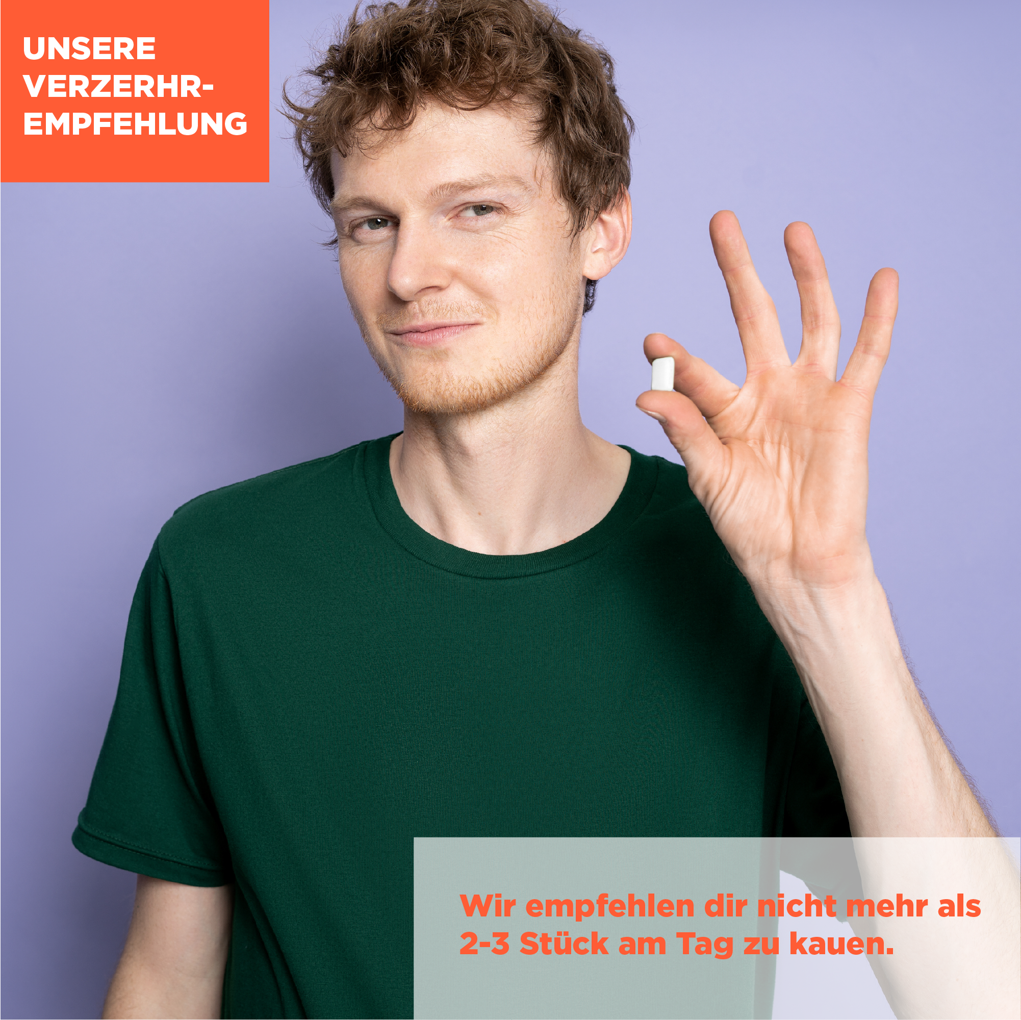 Junger Mann mit grünem T-Shirt vor lilafarbenen Hintergrund der ein Kaugummi in der Hand hält und freundlich guckt. Titel des Bildes: Unsere Verzehrempfehlung - Wir empfehlen dir nicht mehr als 2-3 Stück am Tag zu kauen.