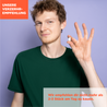 Junger Mann mit grünem T-Shirt vor lilafarbenen Hintergrund der ein Kaugummi in der Hand hält und freundlich guckt. Titel des Bildes: Unsere Verzehrempfehlung - Wir empfehlen dir nicht mehr als 2-3 Stück am Tag zu kauen.