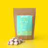 Eine grüne Nachfüllpackung Kaugummis mit Vitaminen und Mineralstoffen der Marke Fyyl mit der Sorte The Focus + Energy für die Unterstützung der Konzentration und zum wachmachen, vor gelben Hintergrund