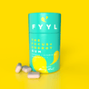 Eine grüne große Packung Kaugummis mit Vitaminen und Mineralstoffen der Marke Fyyl mit der Sorte The Focus + Energy, für die Steigerung der Konzentration und gegen Müdigkeit. Vor gelben Hintergrund