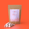 Eine lilafarbene Nachfüllpackung Kaugummis mit Vitaminen und Mineralstoffen der Marke Fyyl mit der Sorte The Power of Balance für innere Ruhe und gegen Stress vor rotem Hintergrund